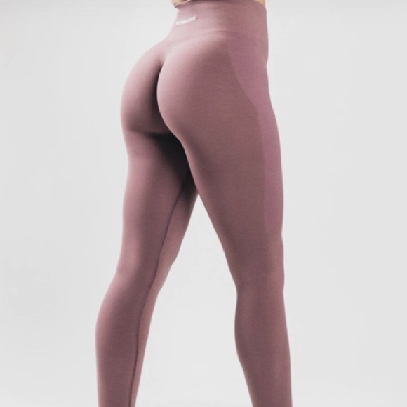 ALPHALETE AMPLIFY LEGGING Women's Seamless Scrunch Legging Passive Purple - Picture 2 of 2